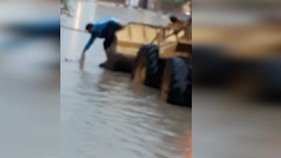 لحظة انتشال طفلة صعقتها الكهرباء بسبب الامطار بالعاشر من رمضان (فيديو)