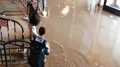  محطة سكك حديد بنها تغرق فى مياه الأمطار