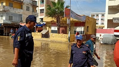 محاولات لرفع آثار الأمطار في البحيرة (صور)