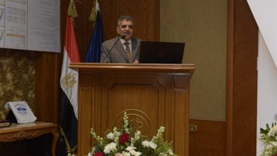 الفريق أسامة ربيع: حركة عبور السفن قناة السويس لم تتأثر بالأحوال الجوية