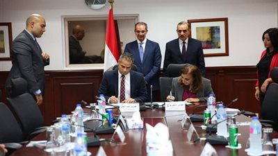 توقيع مذكرة التنمية المجتمعية الشاملة باستخدام تكنولوجيا المعلومات في أسيوط