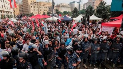 مصابين في صفوف المتظاهرين اللبنانيين... وتعزيزات أمنية مكثفة إلى بيروت