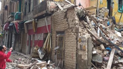 شاهد.. انهيار عقار قديم بالإسكندرية بسبب الأمطار ووفاة شخص ومصابيين