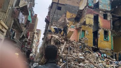 شاهد.. لحظة انتشال جثة مواطن وإنقاذ آخرين من أسفل العقار المنهار بالإسكندرية 