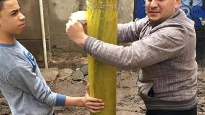 تفاديا لوقوع كوارث.. شباب الغربية يعزلون أعمدة الإنارة بعوازل بلاستيكية 