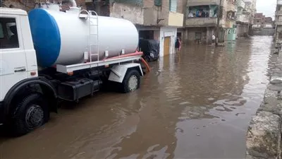 تواصل جهود أعمال كسح مياه الأمطار بالبحيرة (صور)