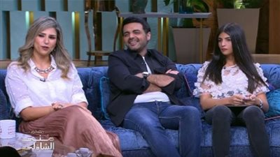 عمرو محمود ياسين يبكي على الهواء بعد عرض صورة والد زوجته (فيديو)