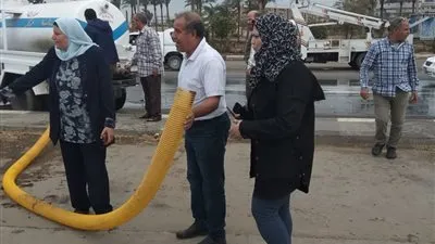 رئيس مدينة قها تتابع أعمال شفط مياه الأمطار بالشوارع (صور)