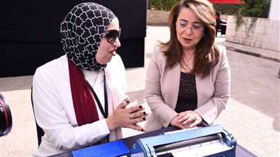 غادة والي تشهد حفل افتتاح تجربة حوار في الظلام