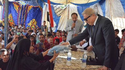 توزيع 8 أطنان من اللحوم على الأسر الأولى بالرعاية بـ44 قرية بالمنيا