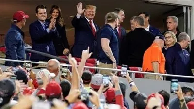 بعد مقتل أبو بكر البغدادي.. هجوم على ترامب وزوجته في مباراة بيسبول