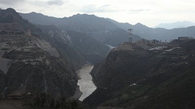 عمران خان يحذر من أي مغامرة تتعارض مع مصالح الكشميريين وباكستان