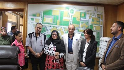 صحة السويس تكرم مدير الإدارة المالية لبلوغه السن القانوني للمعاش (صور)