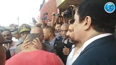 كامل الوزير يقبل رأس أهالى ضحية حادث القطار بالإسكندرية (فيديو)