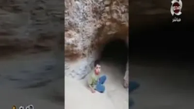 شاهد.. شاب يخطف طفل ويحاول ذبحه أمام مقبرة للحصول على 