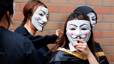 هونج كونج تستعد لخطر الهالوين في الوقت الذي يتحدى فيه المحتجون الشرطة