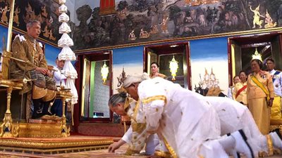  ملك تايلاند يفصل حراس غرفة نومه الملكية بسبب 