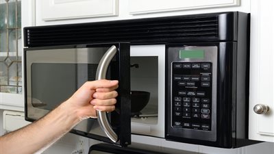 تجنبي هذه الأخطاء أثناء استخدام الميكروويف