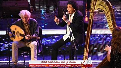 على كرسي.. محمد منير يشعل اجواء حفل افتتاح الدورة الـ28 لمهرجان الموسيفى العربية