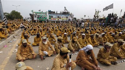 تظاهر عشرات الآلاف في إسلام آباد للمطالبة باستقالة رئيس الوزراء الباكستاني