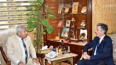 تفاصيل لقاء محافظ أسوان مع السفير البريطاني بمصر (صور)