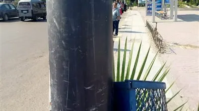 قبل نوة المكنسة.. عزل أعمدة الإضاءة بأبواب بلاستيكية في الإسكندرية (صور)