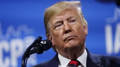 الرئيس الأمريكي يطالب بكشف هوية الشخص الذي قد يؤدي لعزله