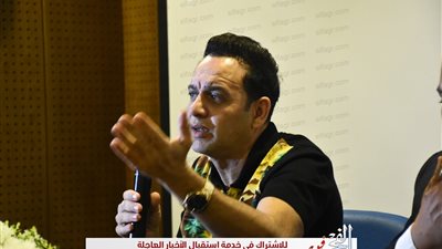 تامر عبدالمنعم يُكرّم مصطفى قمر في قصر السينما (صور)