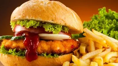 تحذير.. الوجبات السريعة تقلل عمر الإنسان بمعدل عامين 