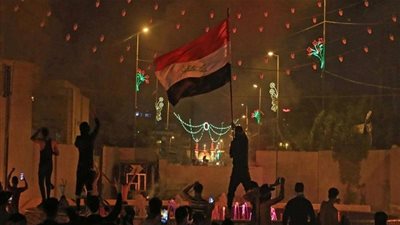 عاجل.. متظاهرو العراق يرمون القنصلية الإيرانية في كربلاء بالحجارة