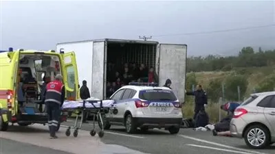 الشرطة اليونانية تعثر على 41 مهاجرا على قيد الحياة في شاحنة تبريد