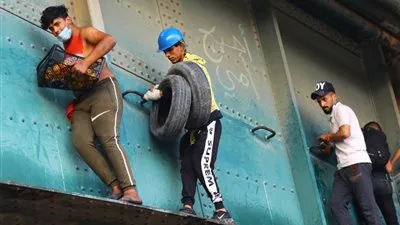 مشاهد من الجسر.. تقرير: مقتل 150 في الأسبوع الأول من احتجاجات العراق