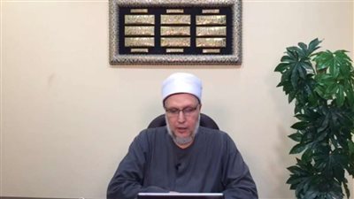 الإفتاء توضح حكم صلاة المرأة بـ 