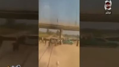 شاهد.. طارق علام يذيع فيديو لقطار كاد يتسبب في كارثة محققة