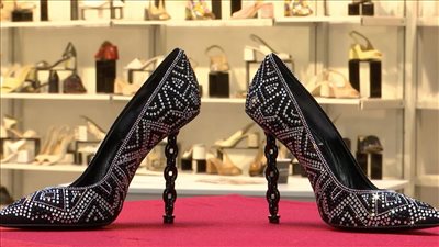 شركة قطرية تشتري حذاءً نسائياً مصنوعًا من الأحجار الكريمة سعره 11 ألف دولار