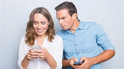 لو زوجك فضولي.. إليك 10 طرق سحرية للتعامل معه