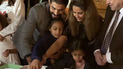 زوجة خالد سليم وأبنتيه يحتفلون بعيد ميلاده في بلاتوه التصوير 