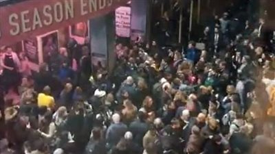 انهيار سقف مسرح على الجماهير في بريطانيا