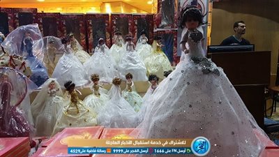 صاحب معرض: إقبال كبير على عروسة المولد للشباب المقبلين على الزواج (فيديو وصور)
