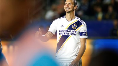 عاجل.. إبراهيموفيتش ينهي الاتفاق مع ناديه الجديد