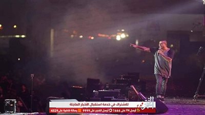 شاهد.. ماذا فعل الهضبة عندما حسده مصطفى البنا على حيويته ونشاطه بحفل الرياض (فيديو)