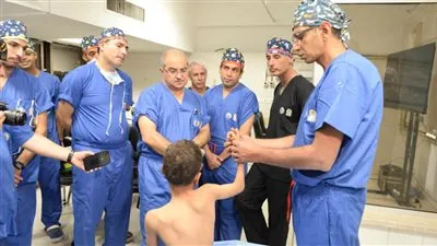 فريق طلابي متعدد الجنسيات يجري 25 جراحة دقيقة في الضفيرة العصبية بجامعة أسيوط