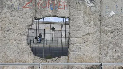 في ذكرى هدمه الـ30.. ما هي قصة جدار برلين؟