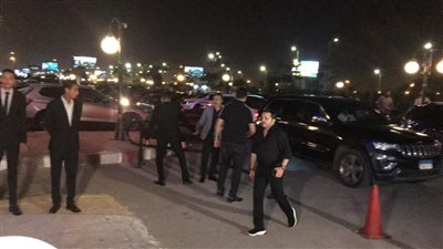 محمد هنيدي يصل عزاء هيثم أحمد زكي بمسجد الشرطة (صور)