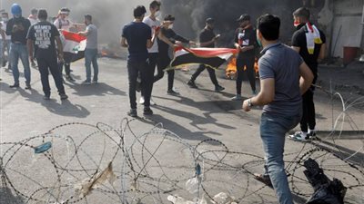 حشود من المتظاهرين العراقيين يستعيدون السيطرة على ساحة الخلاني