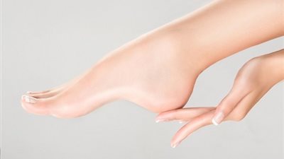 3 وصفات طبيعية لعلاج تشققات القدمين في الشتاء