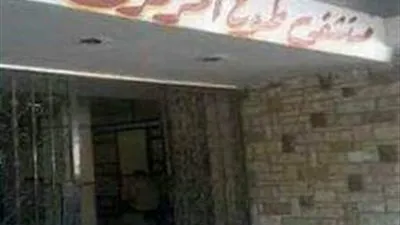 شهامة سباك .. يصلح خط المياه بمستشفى طوخ المركزي (تفاصيل)