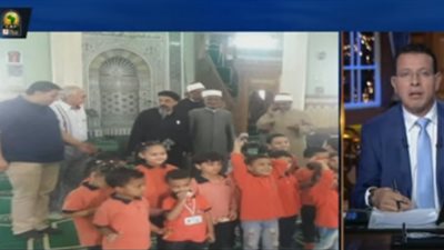 احتفالا بالمولد النبوي.. قبطي يوزع الحلوى على المصلين ببورسعيد