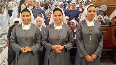 الأنبا بطرس فهيم يترأس صلاة نذور 3 من الرهبنة الفرنسيسكانيات 