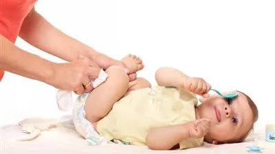 هل تغيير الحفاض للطفل ينقض الوضوء؟